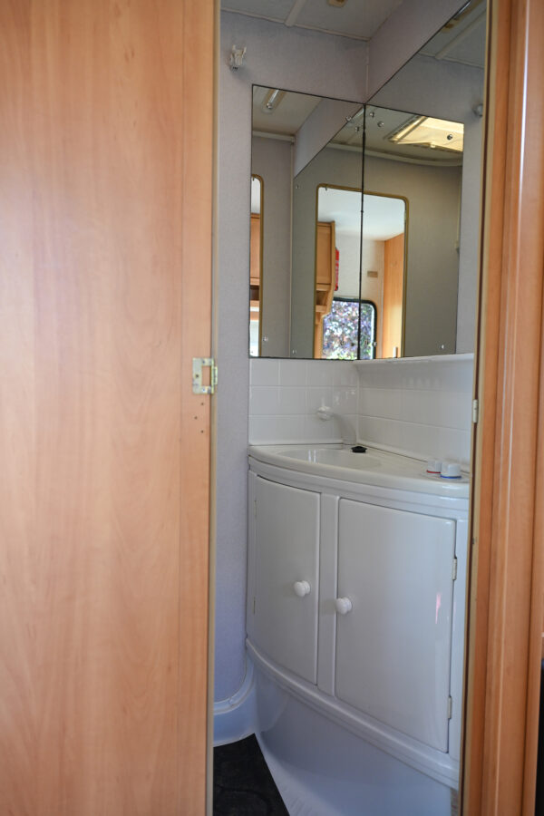 DSC_7518_resized Swift Suntor 590RL (2001) – 4 Berth